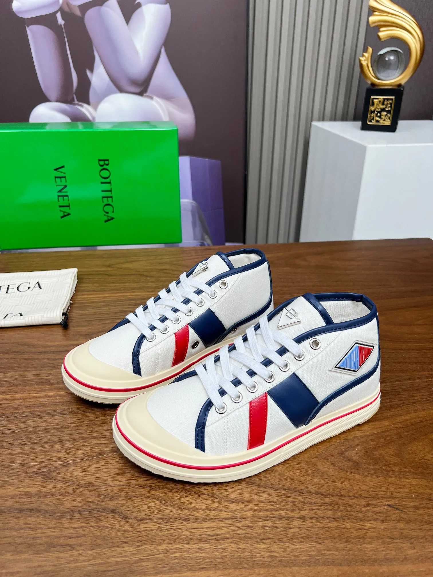 Men's men's shoes 💰520💰 Bottega Veneta BV's latest Eliot series retro basketball shoes casual sports canvas shoes 🔥Become a god when it is launched!🔥 Inspired by retro basketball sneakers, the color combination highlights youthful vitality and perfectly interprets the theme of youth and childlike innocence. The details are also very particular. The summer canvas brings excellent durability and comfort. Designs such as calfskin trim, rubber toe caps and hand-painted retro red lines are full of retro feel. The round toe and convex sole add a modern feel and are suitable for various styles. Easily create a fashionable atmosphere. The upper foot is the focus...can be worn as a couple's shoes...The red lines on each shoe edge are hand-painted, which adds more taste and attitude! ✦Fabric: Original customized high-density canvas + cowhide ✦Inner lining: original customized breathable canvas ✦Insole: movable latex cowhide insole ✦Sole: original molded non-slip and wear-resistant TPU material ✦Sole thickness: 3cm ✦Number of sizes: female size 35--40, female 40 is customized and non-returnable ✦Number: male size 39--45, male 45 is customized and non-returnable
